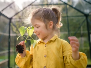Flicka doftar på planta
